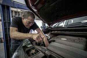 aide d'un garage solidaire pour réparer sa voiture 